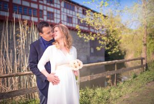 Hochzeitpaar vorm Wasserschloss Hagenwil