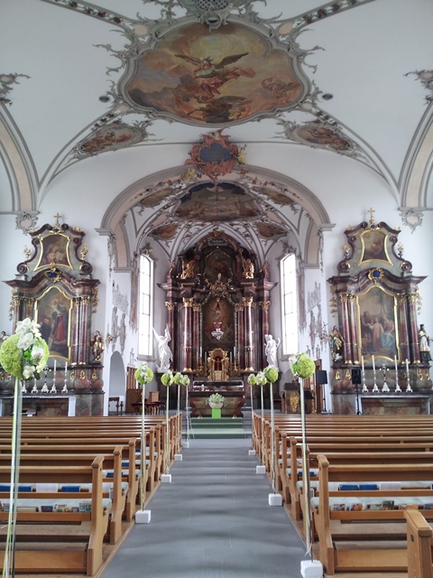 wunderschöne Eheschliessung in Niederbühren in der Kirche in der Ostschweiz